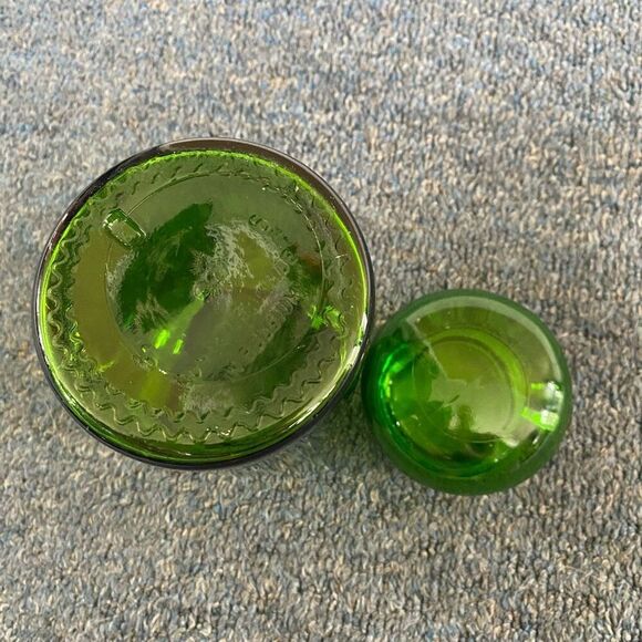 Vintage 2 glass jars one clear and one green W/lids - Picture 11 of 15
